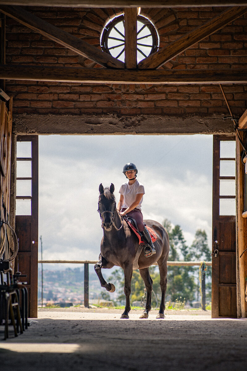 Persona montando a caballo por primera vez en Caballo Campana